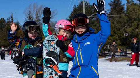 Group of learners at Blue Mountain during Junior Kids Snowboard multi-week programs 