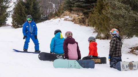 Group of learners at Blue Mountain during Teen snowboard multi-week programs 